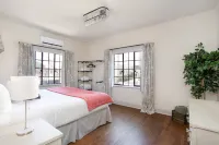 Chic Condo with Stylish Interiors and Smart TV - Inviting Downtown Retreat