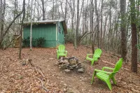 Private & secluded cabin with a hot tub, WiFi, firepit, & full kitchen Hotels in White County
