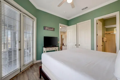Lakeside Retreat with Scenic Balcony Views - Tranquil Oasis