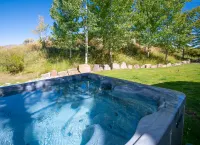 Luxurious Soaking Tubs and Gourmet Kitchen - Stunning Mountain Haven