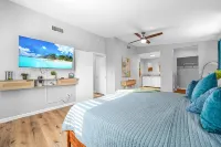 Steps to Beach and Vibrant Local Scene - Charming Coastal Retreat فنادق في جزيرة ميريت