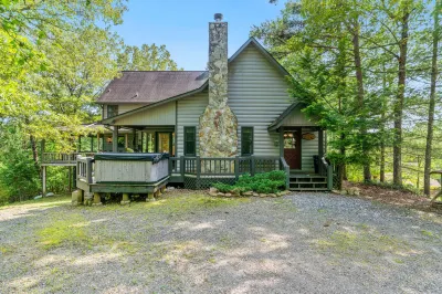 Mountain cabin with stunning views, minutes to great golf courses