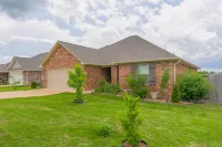 Cozy Backyard Fire Pit and Spacious Kitchen - Inviting Rustic Escape فنادق في Gentry