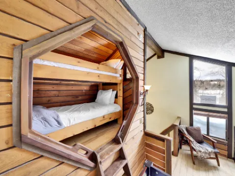 Smart TV and Cozy Living Space - Inviting Alpine Haven