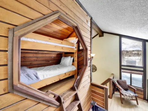 Smart TV and Cozy Living Space - Inviting Alpine Haven