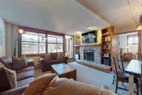 Charming condo with a private sunroom, kitchen, & hot tub - walk to lift Hotels in Copper Mountain
