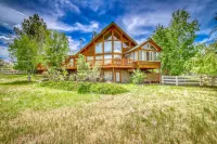 Mountain Views and Private Hot Tub - Dazzling Modern Escape