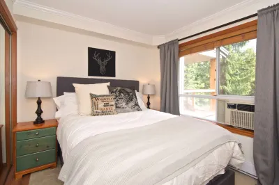 Private Hot Tub and Heated Outdoor Pool - Elegant Alpine Retreat Hotels in Village North