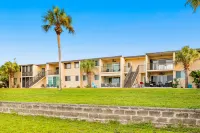 Condo with pool, washer/dryer, & high-speed WiFi Hotels in Fort Walton Beach