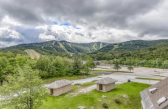 Top-floor condo with mountain views & covered parking space