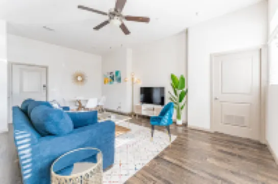 Spacious Suite with Fast WiFi and Community Pool - Gorgeous Oasis