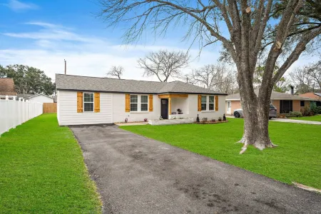 Game Room and Covered Patio Retreat - Gorgeous Spacious Gem
