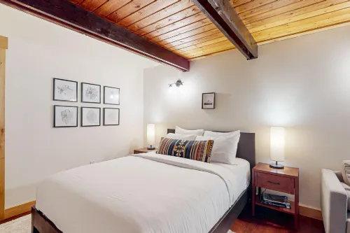 Dog-friendly cabin with deck, hot tub & firepit - walk to Sandy River Hôtels à : Rhododendron
