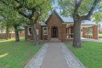 Spacious Living Area and Game Room - Charming Tudor Style Các khách sạn ở Mineral Wells