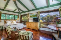 Lush Gardens and Hot Tub Retreat - Charming Vintage Oasis Hotel a Hanalei