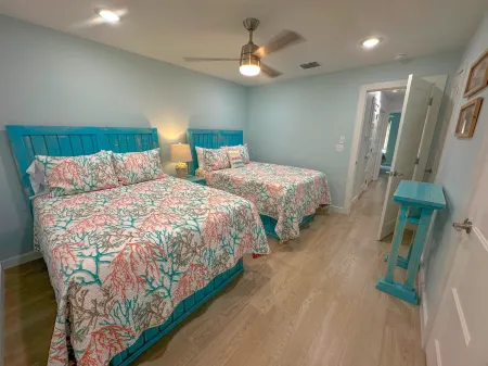 Luxurious Townhome and Comfortable Amenities - Inviting Coastal Retreat