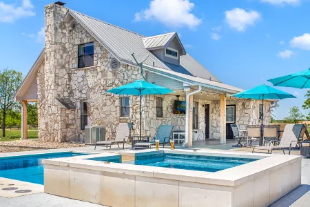 Pool, Hot Tub, Outdoor Fire Pit, and Orchard Access - Inviting Retreat Отели рядом с достопримечательностью «Национальный исторический парк имени Линдона Б. Джонсона»