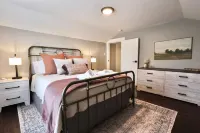 Charming Craftsmanship and Modern Comforts - Delightful Central Retreat Các khách sạn ở Knox County