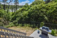 Pond Front Retreat with Game Room - Charming Escape 차탐 호텔