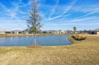 Spacious Living and Lanai Overlooking Tranquil Pond - Serene Oasis Hotels in Leesburg