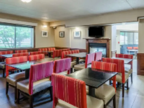 Comfort Inn & Suites Hotels in West Springfield