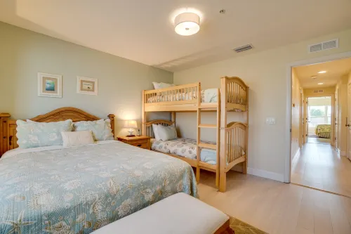 Screened Balcony and Beach Access - Gorgeous Tropical Retreat Hotels in Bradenton Beach