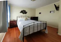 Fenced Yard, Pet Friendly, Cozy Cottage , Great Kitchen, Short Walk to Cal Poly Hotels in Arcata