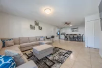 3-bedroom house in charming Royal Palm Beach with AC, WiFi, barbecue