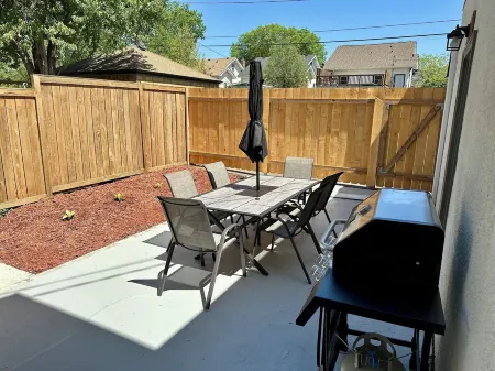 Luxury 5-Bedroom Home, Mins from Downtown Minneapolis Отели в г. Хеннепин