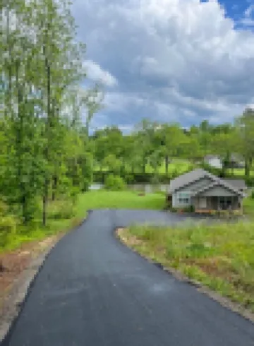Wood Haven on the River- cozy cottage on the Hiawassee River in Hayesville NC