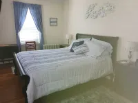 Charming cottage with short drive to the beach or the city! Hotels in der Nähe von 93rd Seabees