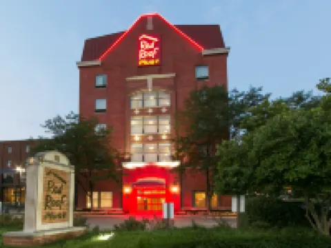 Red Roof Plus+ Columbus Downtown-Convention Center Hotels near Center of Science and Industry (COSI)