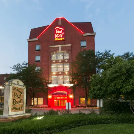 Red Roof Plus+ Columbus Downtown-Convention Center Отели рядом с достопримечательностью «Зимний сад Франклин-парка»