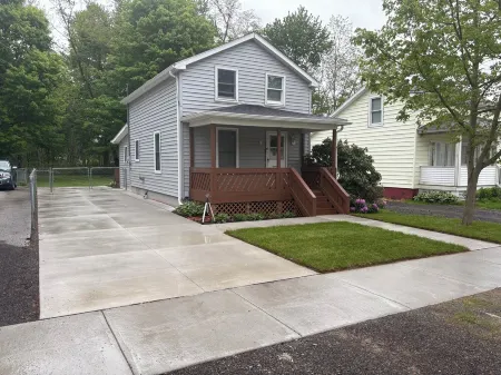 Updated & Clean Dog Friendly Cottage - Walk to Chautauqua Lake. Beautiful views!