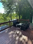 Chute Pond Chalet: Charming 4-Bed Lakefront Cottage on Chute Pond Hotels in Mountain