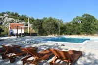 Modern Private Villa Bonaventura with Pool & Jacuzzi & BBQ for Families & Groups Near Split - Bungalows