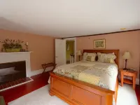 Ballard House Inn Hotels in Meredith