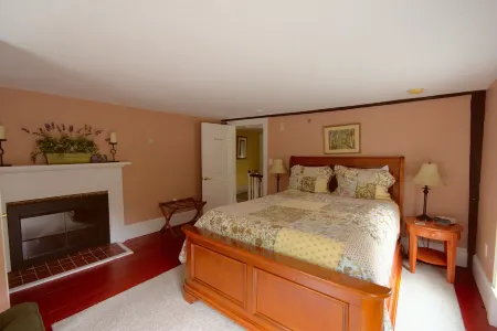 Ballard House Inn Отели в г. Мередит