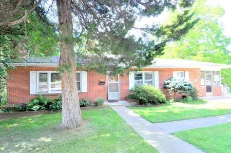 Castle View - A Rancher with a View! Отели рядом с достопримечательностью «Парк штата Беркли Спрингс»