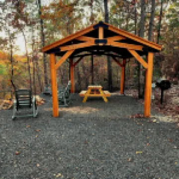 The Windstorm Cabin - Pet-Friendly & a 2-Person Jacuzzi Hot Tub!