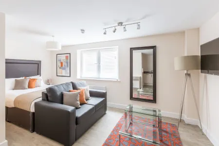 House of Fisher - Central Gate Отели в г. Ньюбери