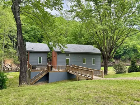 Riverfront Cabin, Hot tub, Fire Pit, Grill, Wi-Fi, Private, Fishing, Swimming