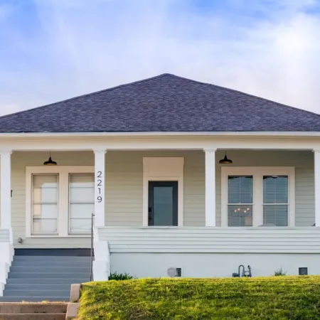 Restored 1930s Uptown Bungalow 2 Min. to Magnolia