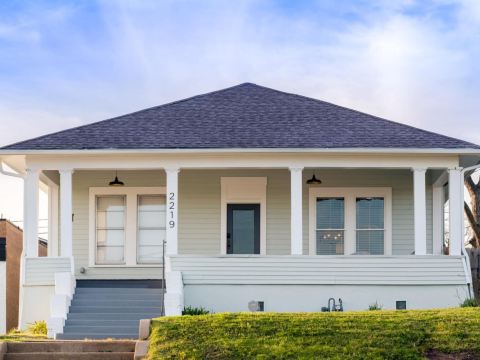 Restored 1930s Uptown Bungalow 2 Min. to Magnolia