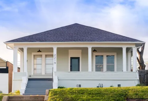 Restored 1930s Uptown Bungalow 2 Min. to Magnolia