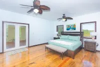 Coco View Canal Lot 18 Private Home 3 Bedroom Home Hotel di First Bight