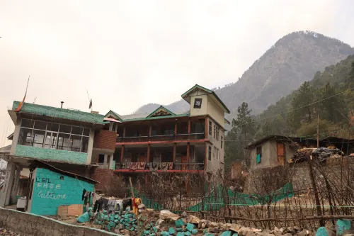 Chalo Challal Hotel & Cafe