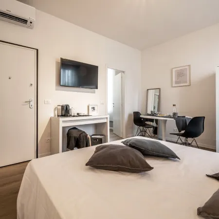 Emilia Suite Essence