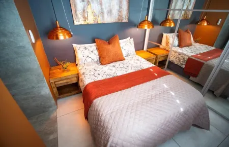 4 Dolphin Views la Mercy Luxury Beachfront Apartment with Private Swimming Pool Отели в г. Umdloti