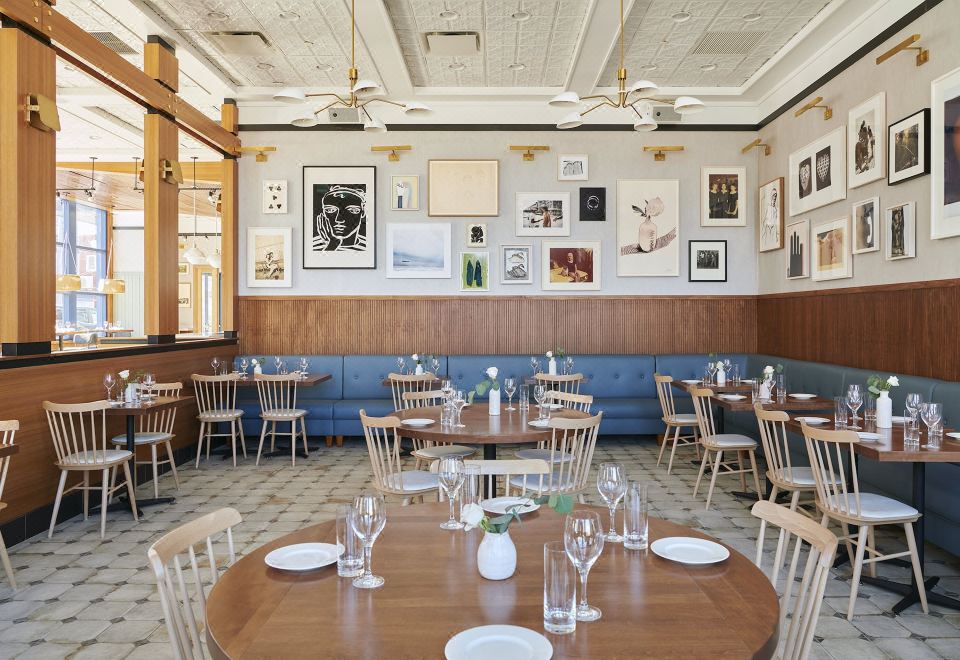 더 록어웨이 호텔의 아름다운 야외 수영장 전경